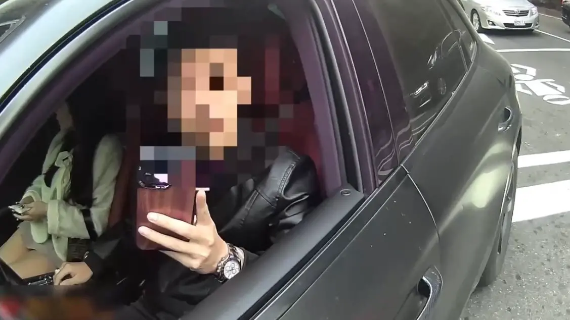 保時捷醉男「沒繫安全帶」嗆：警衛，違法臨檢我！警拔槍喝斥下車