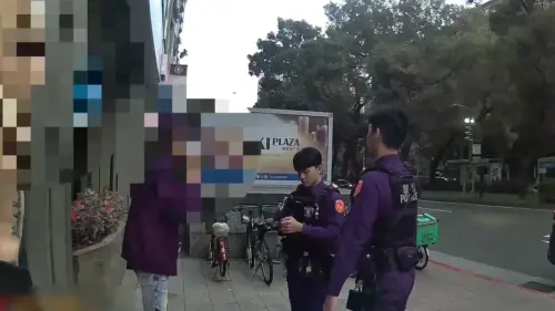 ▲保時捷醉男「沒繫安全帶」嗆：警衛，違法臨檢我！警拔槍喝斥下車。（圖／翻攝畫面）