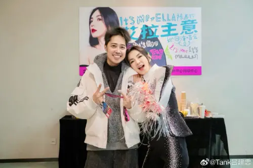 ▲TANK現身前師姐Ella的演唱會，臉色看起來有些憔悴，讓不少粉絲擔憂他的身體狀況。（圖／TANK微博）