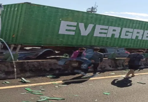 快訊／國1中壢聯結車爆胎失控撞護欄！小客車成夾心餅慘況曝
