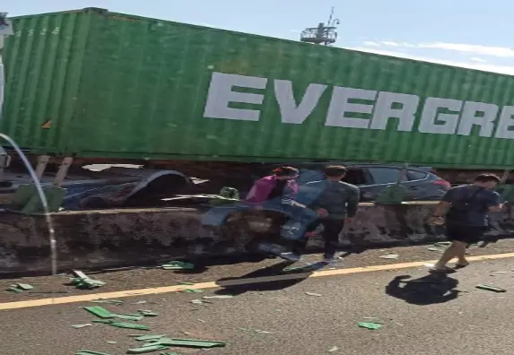 快訊／國1中壢聯結車爆胎失控撞護欄！小客車成夾心餅慘況曝