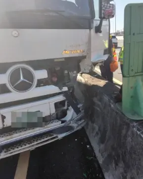 ▲聯結車爆胎失控爆胎，擦撞小客車與內側護欄，現場車體與護欄碎片散落一地。（圖／翻攝畫面）