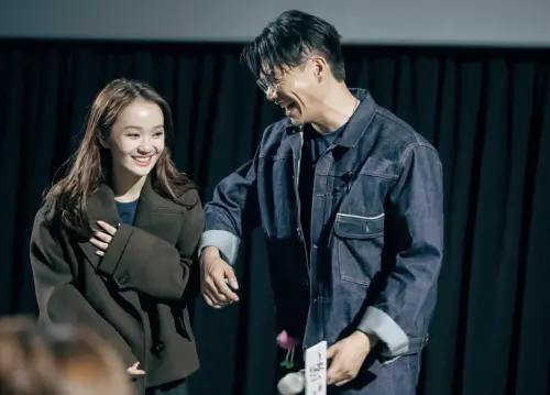 ▲柯煒林（右）與方郁婷（左）戲裡戲外都有不錯情誼，也一起出席多場《大濛》的放映活動。（圖／華文創提供）