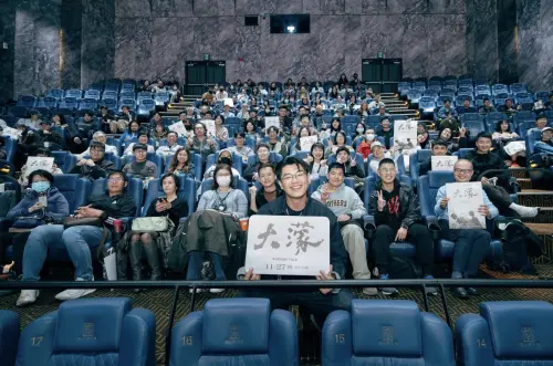 ▲柯煒林（最前排中）和欣賞《大濛》的觀眾大合照，雖然即將離台返港，還是不忘為該片催票。（圖／華文創提供）