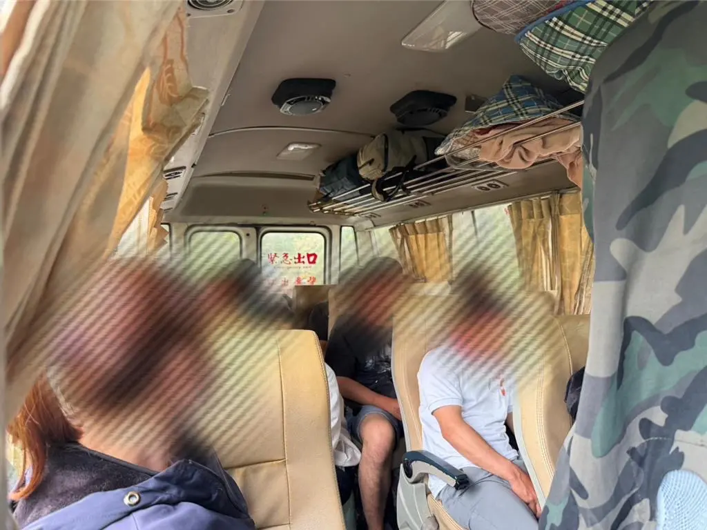 苗栗中巴違規被攔！警一查身分驚呆 22名乘客「全是失聯移工」