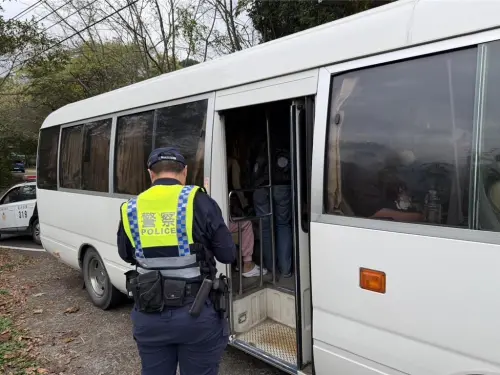 ▲警方在苗栗縣南庄鄉苗21線13公里處，攔查一輛違規中巴，經查發現車內22名乘客皆是「逃逸移工」。（圖／民眾提供）