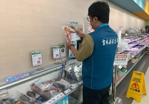 ▲雲林縣衛生局前往全聯門市稽查問題產品下架情形。（圖／雲林縣衛生局）
