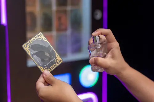 ▲這個冬天，不妨漫步走進香氛花園，沉浸在溫暖燈影與迷人香氣之間，任由節慶光景勾勒出一幅專屬的聖誕記憶。