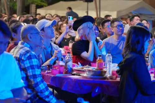 ▲陳漢典（左2起）、LuLu夫妻倆日前帶雙方家長一起看沈浸式喜劇《一村喜事》，兩家子都被拱上台參與演出，創造有趣話題。（圖／金星文創提供）