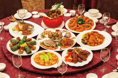 ▲宴會廳圍爐宴提供三種桌菜選擇，包括15人份、10人份及6人份，菜色美味豐盛。（圖／金典酒店提供）