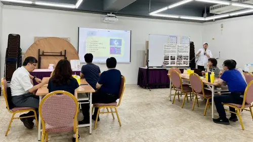 ▲教師社群課程「生成式 AI 與餐飲跨域概論－從理論到實踐」，講師郭明修與校內教師深入交流 AI 與餐飲跨域應用。（圖／樹德科大提供）