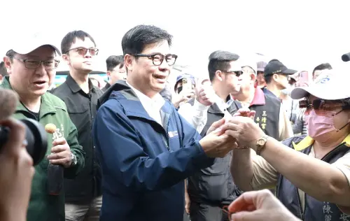 ▲高雄市長陳其邁盛讚烏魚子搭配蜜棗成就高雄之光，與現場民眾互動熱絡。(圖／高雄市政府海洋局提供)