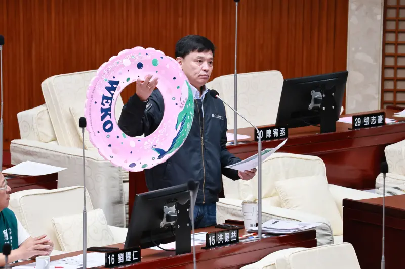 洪健益送蔣萬安泳圈　質詢雙城論壇表達關切