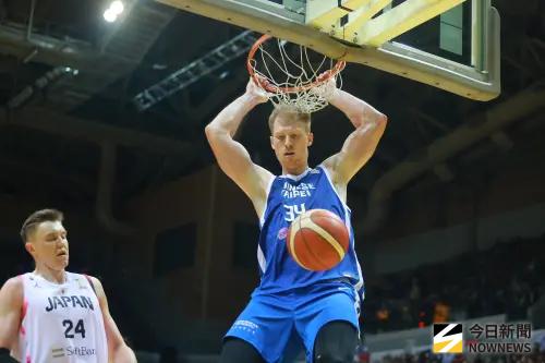 ▲高柏鎧頂開渡邊雄太後，猛力暴扣點燃全場氣勢，還噴垃圾話。（圖／記者葉政勳攝）