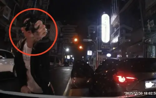 拿槍恐嚇畫面曝！竹東男不滿馬路違停被按喇叭　下車亮槍嗆聲叫罵
