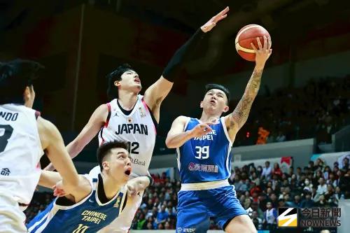 ▲中華隊上半場打完落後6分，不過第三節靠著高柏鎧和盧峻翔的出色發揮，屢屢在內線製造犯規，三節打完追成57：57平手。（圖／記者葉政勳攝）