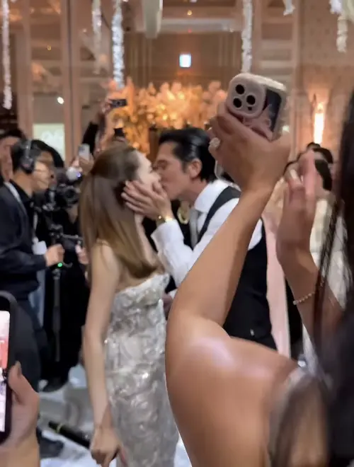 ▲邱澤深情熱吻許瑋甯，畫面閃瞎賓客。（圖／李靚蕾 IG @jl.leilei）