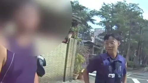 ▲北市醉男撞路邊整排機車，裝沒事返回現場被逮。（圖／翻攝畫面）