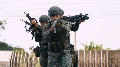 ▲為強化公部門留才競爭力，政府除拍板軍公教加薪 4% 外，考試院亦鬆綁公職人員年資採計提敘限制。（圖／國防部發言人臉書 facebook.com/MilitarySpokesman）