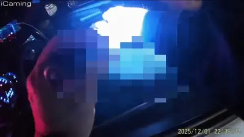 ▲北市小客車拒路檢撞倒員警。（圖／翻攝畫面）