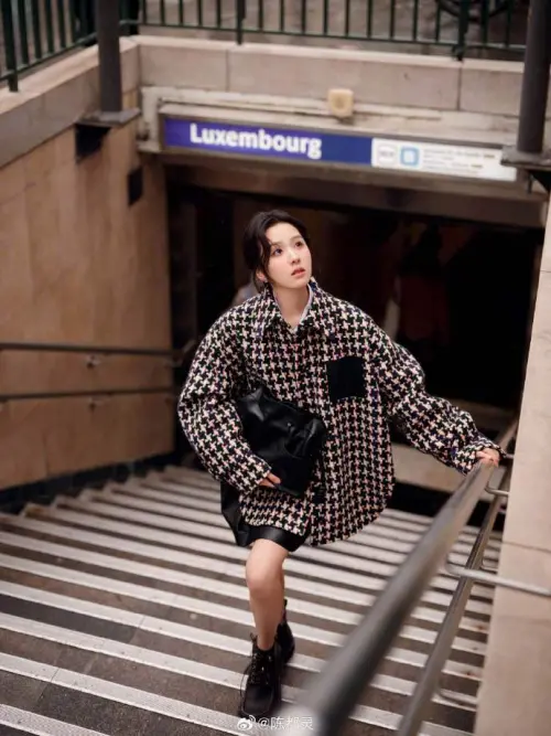 ▲陳都靈（如圖）1個月前的直播畫面，被粉絲認為神情不自然、表情僵硬，外界認為那不是本人。（圖／翻攝自微博＠陳都靈工作室）