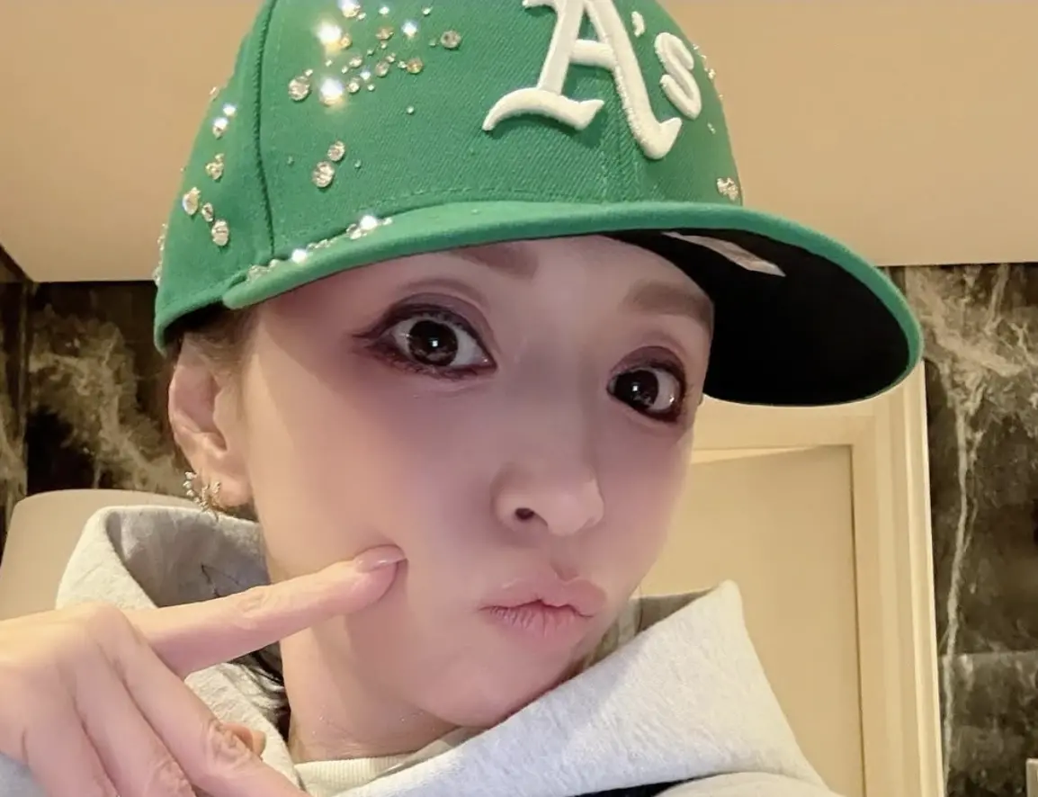 ▲濱崎步對著鏡頭擺出可愛的表情，卻完全沒迴避已經年過40的事實，曾經在直播節目上霸氣神回應被嫌臉跟聲音都變了這件事，答道：「我都40幾了，沒變才奇怪吧？」（圖／摘自  IG@a.you) 