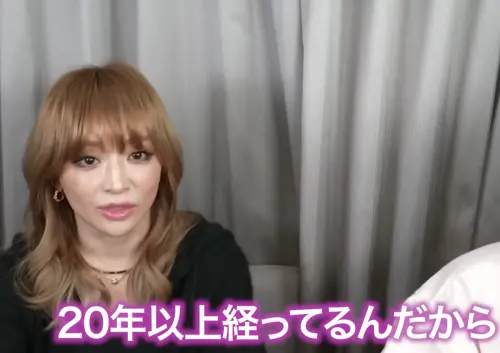 ▲濱崎步兩年前回應觀眾對於她外表和聲音的都與21歲時大不同，坦言都已經唱了20幾年，絕對會有改變。（圖／摘自 松浦勝人YT）