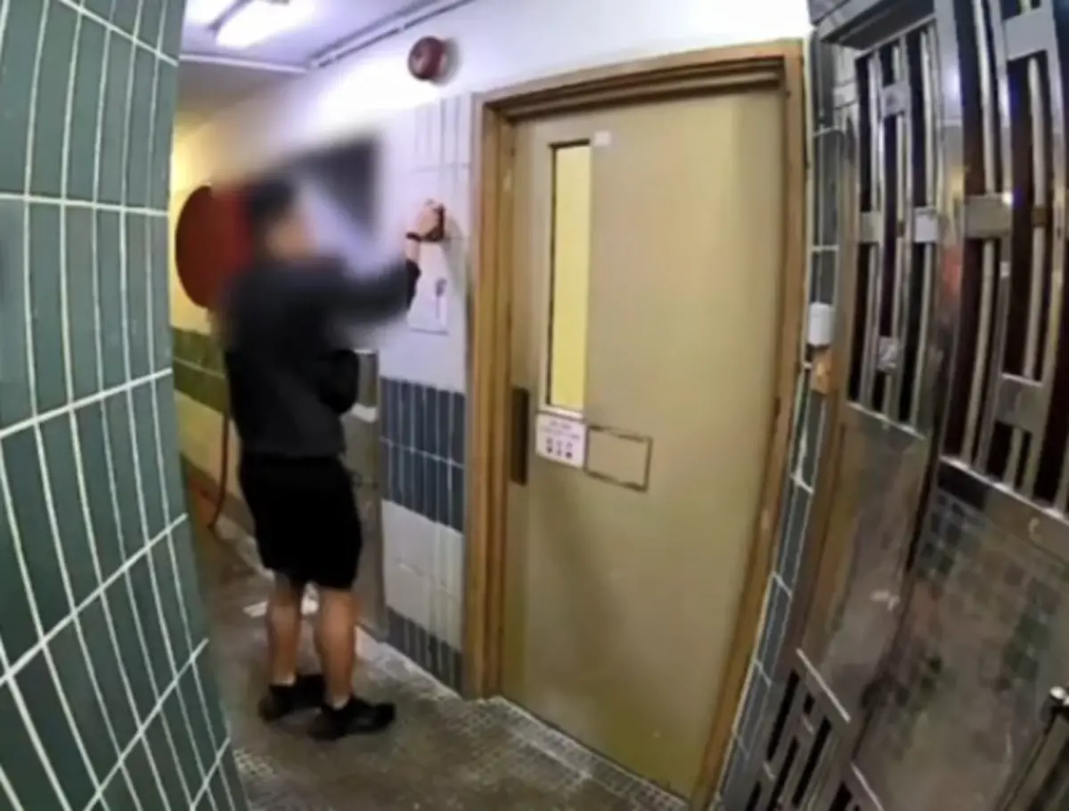 ▲香港網路上流傳一段影片，據稱是宏福苑宏建閣的監視器畫面，顯示居民敲打火警鐘都沒用，令不少香港民眾更加質疑，整起悲劇存在重大人為疏漏。（圖／截取自影片）