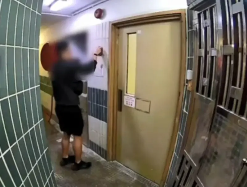 ▲香港網路上流傳一段影片，據稱是宏福苑宏建閣的監視器畫面，顯示居民敲打火警鐘都沒用，令不少香港民眾更加質疑，整起悲劇存在重大人為疏漏。（圖／截取自影片）