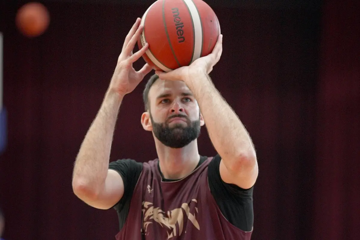 ▲台鋼獵鷹今（2）日正式宣布簽下身高213公分、體重106公斤的立陶宛籍中鋒貝納師（Benas Griciūnas），將成為球隊禁區的重要戰力。（圖／獵鷹球團提供）