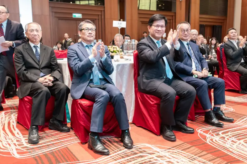 ▲外交部長林佳龍發文指出，台灣外交處境雖然艱辛，但民間經濟力量無窮。（圖／林佳龍臉書）