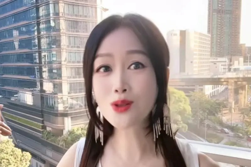 ▲55歲的昔日「古裝女神」梁小冰（如圖），近日的抖音影片被嫌容貌不自然，彷彿AI合成，疑似濾鏡開太大。她曾與羅志祥合作《新梁山伯祝英台》，卻嫁給劇中演他情敵的陳嘉輝。（圖／摘自 梁小冰抖音）