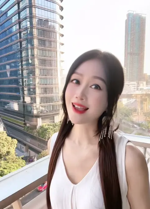 ▲梁小冰抖音影片中雖然外表呈現「凍齡」效果，卻被認為很不自然，反而奇怪。（圖／摘自 梁小冰抖音）