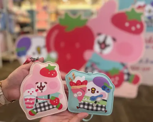 ▲上班通勤必備單品，特大號P助及粉紅兔兔兩款邊走邊吃甜點可愛爆表的「證件套」。（圖／記者鍾怡婷攝）