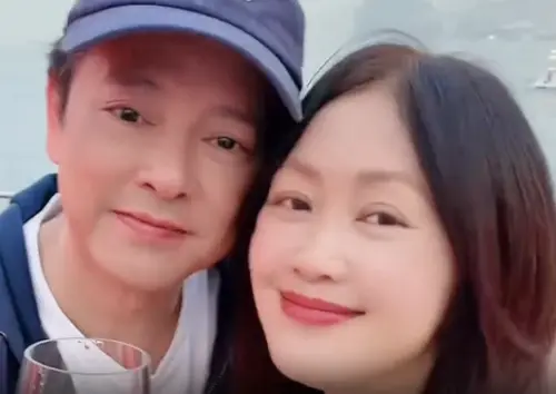 ▲梁小冰（右）與陳嘉輝（左）今年慶祝結婚25週年。（圖／摘自小紅書）