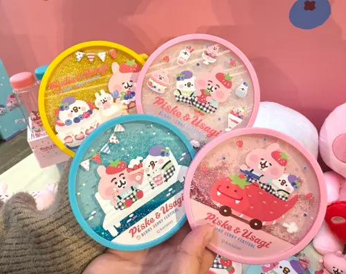 ▲可愛小動物們慶祝莓果豐收或騎著草莓龍共四款的「流沙杯墊」。（圖／記者鍾怡婷攝）