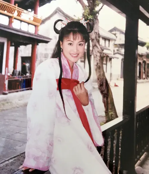 ▲梁小冰曾有「古裝皇后」美譽，扮相很吸睛。（圖／摘自梁小冰微博）