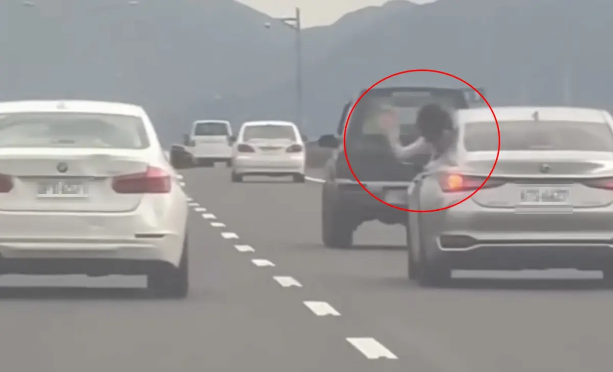 國5道具賽？2轎車併排開車窗「互砸水球」 誇張一幕全被拍