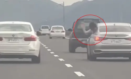 國5道具賽？2轎車併排開車窗「互砸水球」　誇張一幕全被拍
