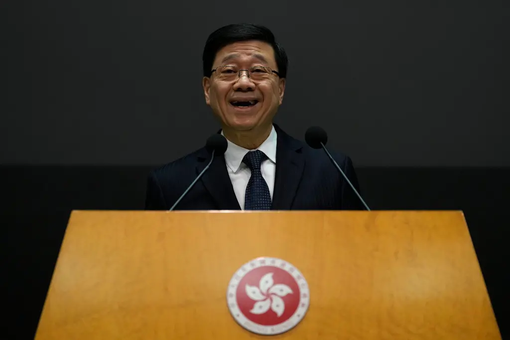 香港宏福苑大火傷亡慘！外媒犀利質疑「為何不下台」李家超回答曝