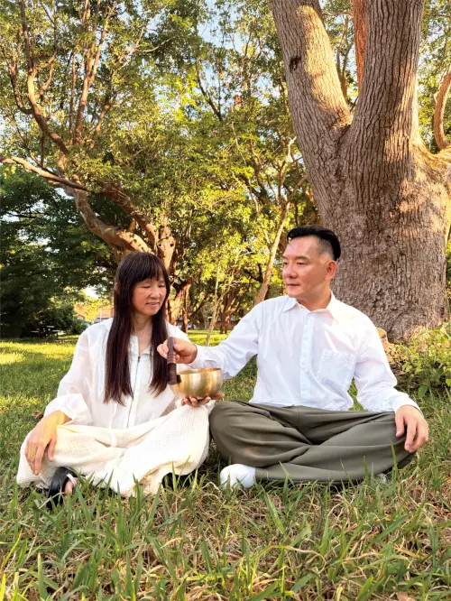 ▲田定豐（右）與身心靈工作者朱衍舞（左）聯手推出的新書《敲出自我療癒力》，預購一開成為博客來與誠品網路書店即時榜和日榜的雙冠王。（圖／唱戲世界娛樂提供）