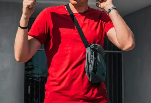 ▲但2026年赤馬年出現「遇火不穿紅」情況，由於丙午年本身火元素極旺，若再強化紅色（五行屬火），可能打破五行平衡，因此不建議配戴紅色。（圖／取自unsplash）