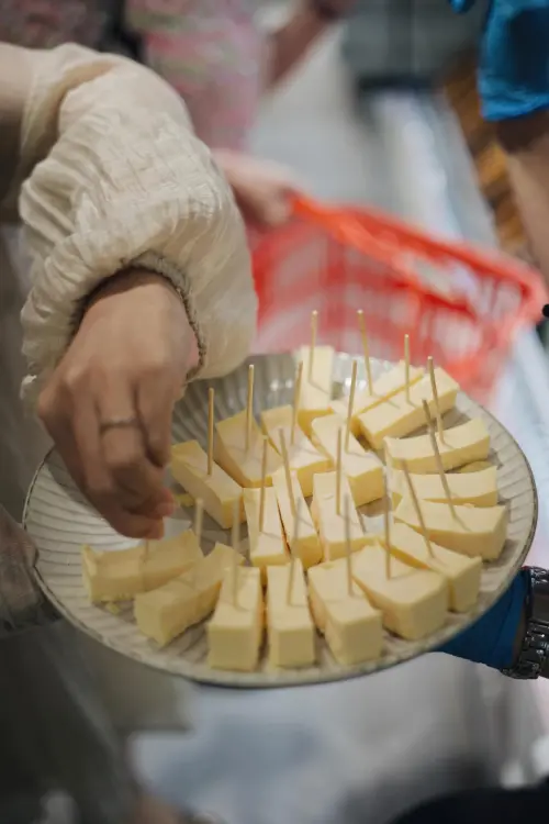 ▲LOPIA北海道濃郁焦香起司蛋糕現場試吃。（圖／翻攝Threads）