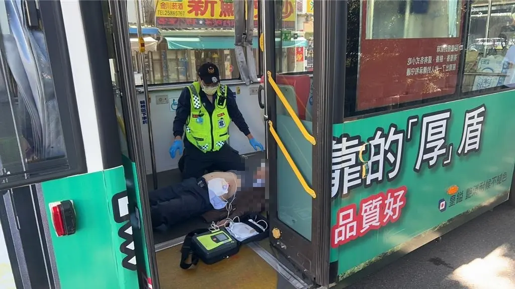 快訊／公車靠站急煞！台中84歲翁「慘摔命危」 送醫搶命中