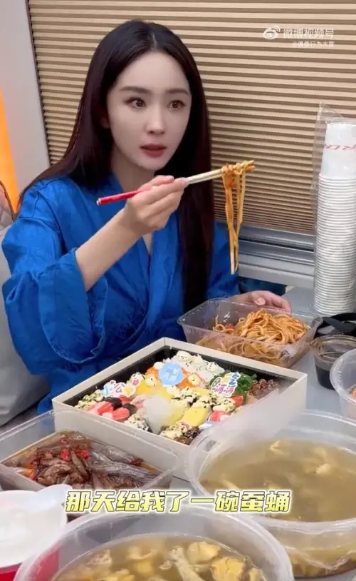 ▲▼楊冪吃壽司一口一顆，熱量高的拌麵也是不顧忌，吃相相當豪邁。（圖／翻攝自偶像行為大賞微博）