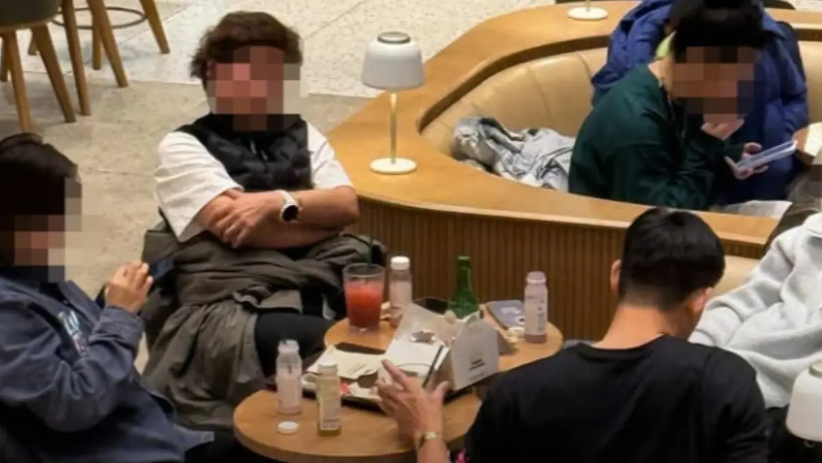 「大便恐攻」後又來！中國遊客赴韓星巴克吃炸雞喝燒酒 韓網爆氣