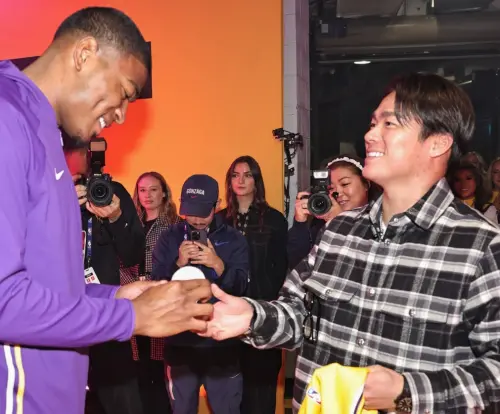 山本由伸合體八村壘「超萌體型差」笑翻網　現身湖人主場全場致敬
