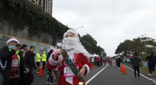 ▲新北市耶誕馬拉松接力賽已經成為每年板橋的盛事，參賽者裝扮成耶誕老公公進行接力賽。（示意圖／翻攝Running Holidays－旅跑新北）