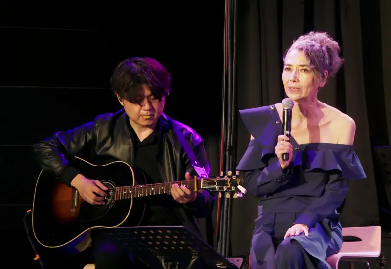 ▲賴佩霞（如圖）日前舉辦首場個人音樂會，舞台上運用AI技術讓她母親的老照片動起來，她看著螢幕邊唱邊落淚。賴佩霞也自爆40年前曾是嘉賓周治平的迷妹，曾經不敢跟他說話。（圖／尚時代文創娛樂提供）