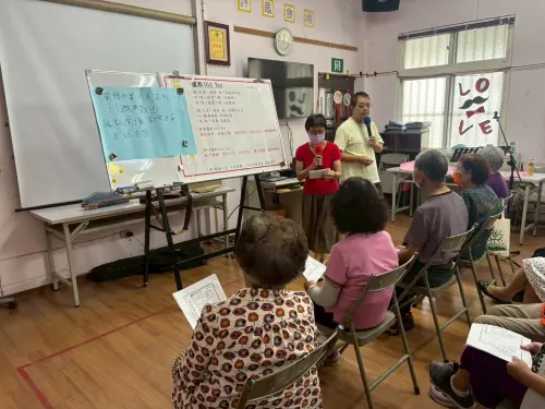 ▲社區關懷據點辦理客語歌詞班唸歌謠(圖／客委會提供2025.12.2)